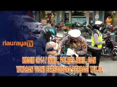 KODIM 0314/INHIL - POLRES INHIL BERBAGI TAKJIL KEPADA MASYARAKAT